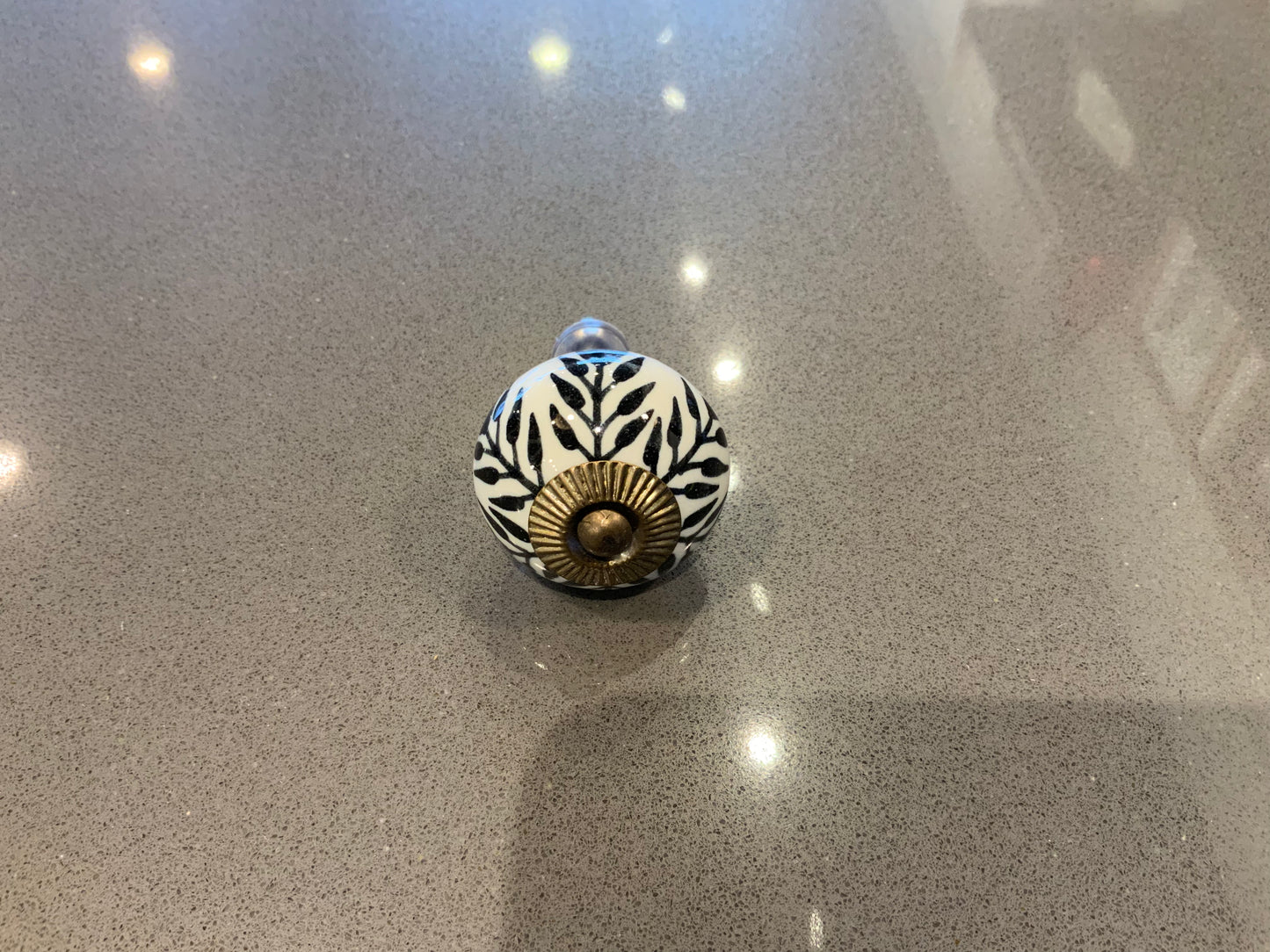 White/Black Leaf Knob