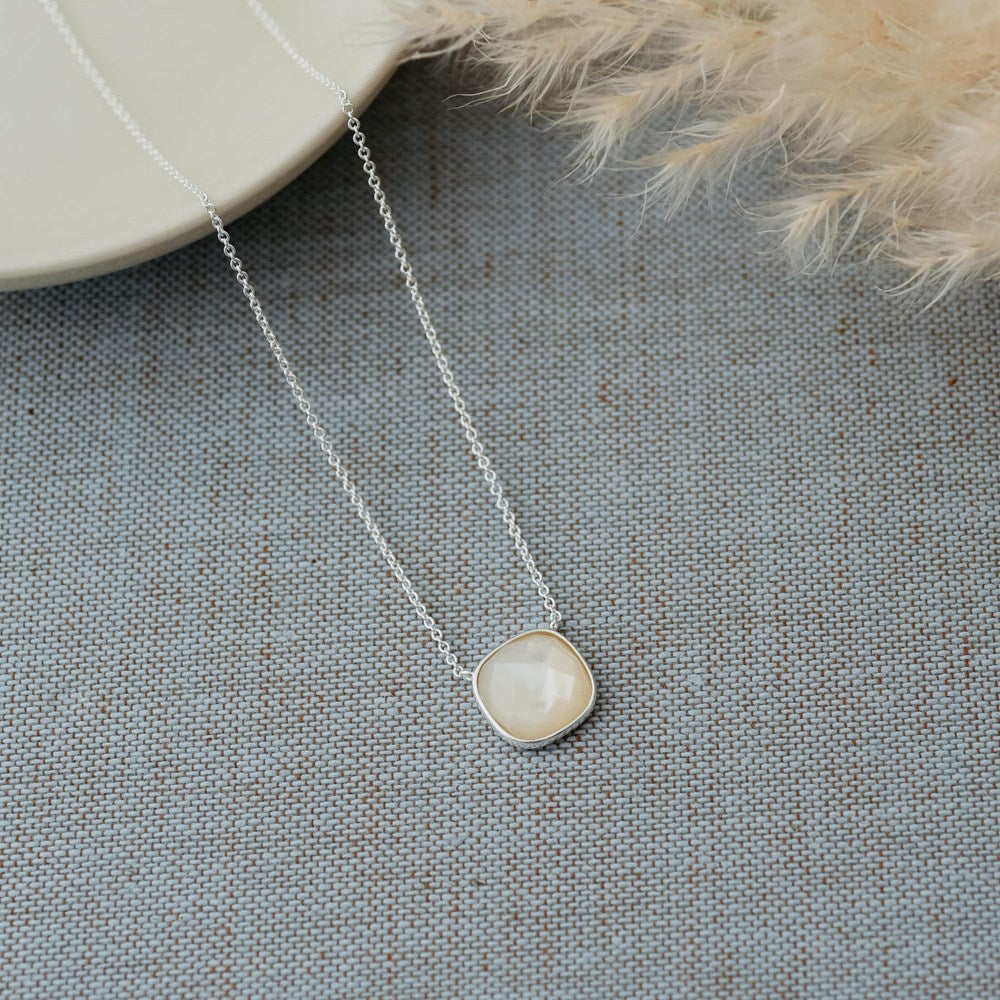 Subtle Harmony Necklace | Mother of Pearl